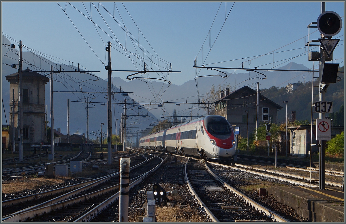 Ein SBB ETR 610 erreicht als EC von Milano nach Basel Domoosola. 
31.10.2014