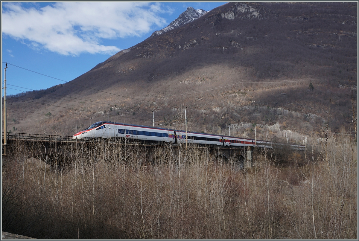 Ein SBB ETR 610 RABe 503 erreicht in Kürze Domodossola.
19. Februar 2016
