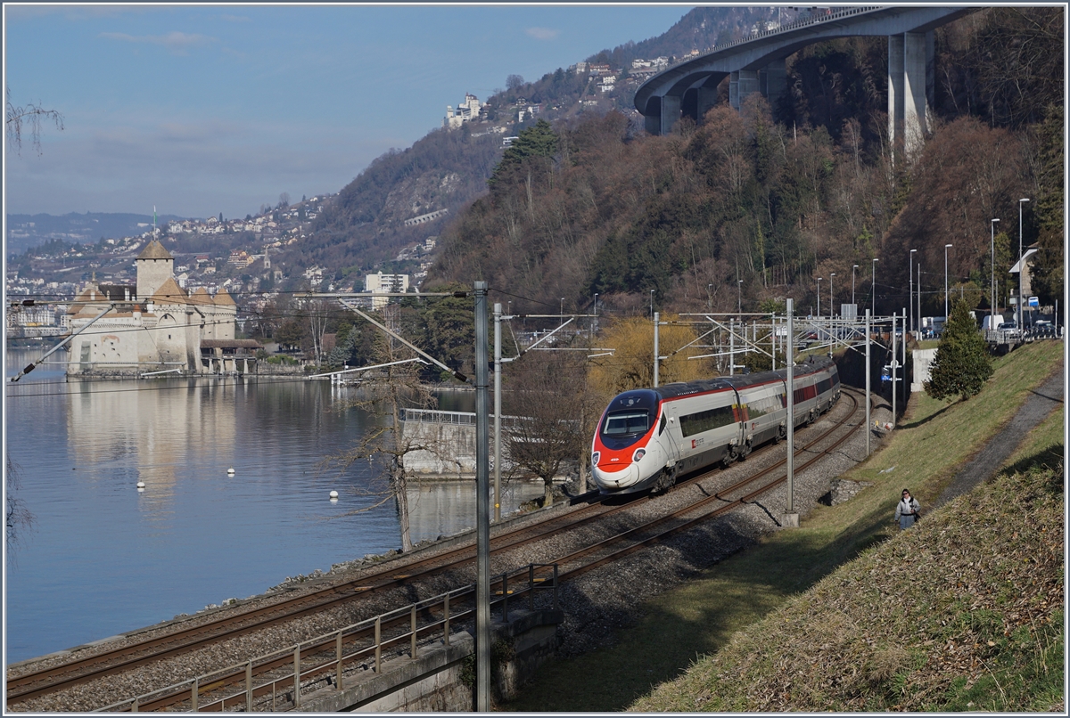 Ein SBB ETR 610 (RABe 503) als EC 32 auf dem Weg von Milano Centrale nach Genève beim Château de Chillon.
11. Feb. 2017