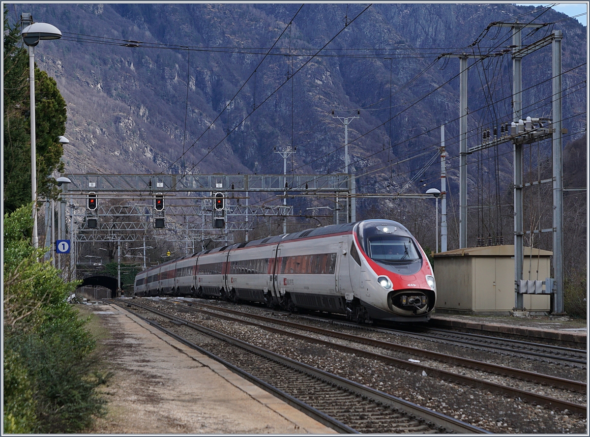 Ein SBB ETR 610 Richtung Brig bei der Durchfahrt in Varzo.
01.03.2017