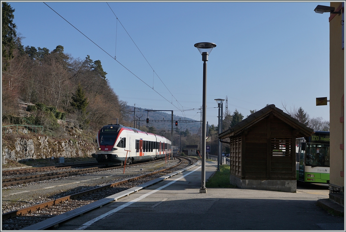 Ein SBB Flirt erreicht als RE 3964 Chambrelien und wird nach kurzem Aufenthalt in die Gegenrichtung nach Le Locle weiterfahren.
18. M�rz 2016