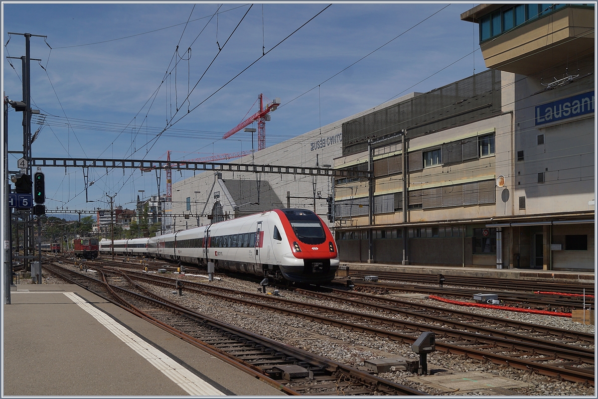 Ein SBB ICN RABDe 500 erreicht sein Ziel Lausanne. 

26. Mai 2020