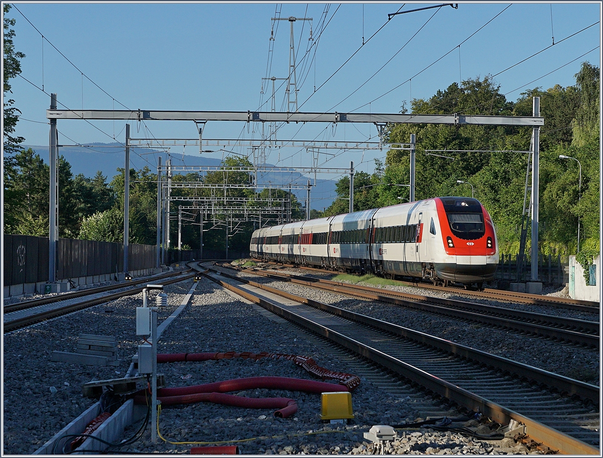 Ein SBB ICN RABDe 500 fährt in Chambésy durch. Wie bei allen Léman-Express Stationen zwischen Genève und Coppet (mit Ausnahme von Versoix) verlaufen die Streckengeleise für den nicht Léman Express Verkehr Bahnsteigfrei und verfügen nur über wenige Verbindungspunkte zum eingleisigen Léman Express Gleis, welches an etlichen Stationen ein Kreuzungsgleis aufweist, wie z.B auch in Chambésy. 

19. Juni 2018