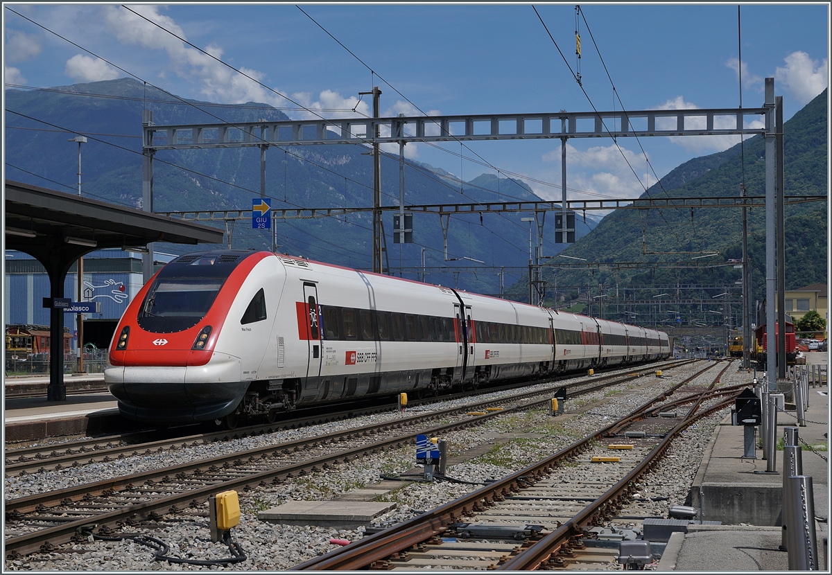 Ein SBB RABe 500 ICN fährt in Giubiaso durch. Der Zug ist auf dem Weg nach Lugano.

23. Juni 2023
