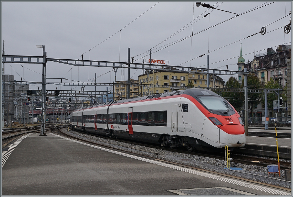 Ein SBB RABe 501  Giruno  verlässt nach dem Richtungwechsel den Bahnhof von Luzern. 

30. Sept. 2020