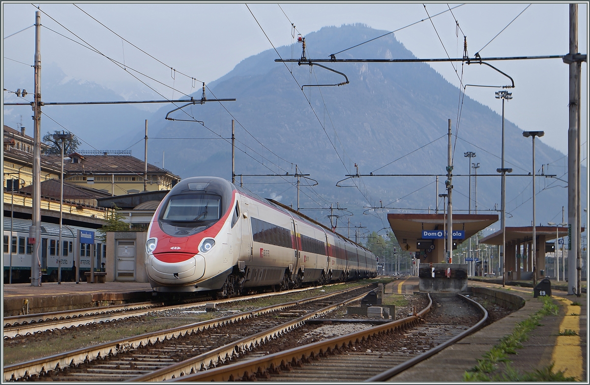 Ein SBB RABE 502 als EC nach Milano beim Halt in Domodossola.
11. April 2016