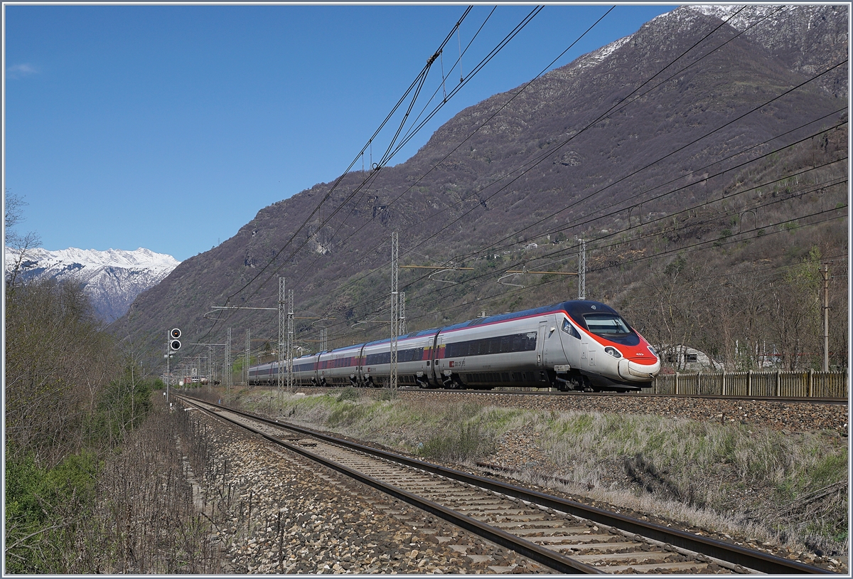 Ein SBB RABe 503 ist als EC 37 von Genève nach Venezia S.L. zwischen Premosello-Chiovenda und Cuzzago unterwegs. Im Vordergrund des Bildes die Strecke Domodossala - Novara, welche auch von den RoLa Zügen Freiburg i.B - Novara genutzt wird.

8. April 2019