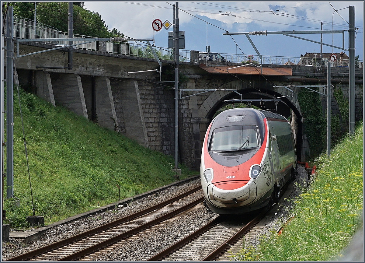 Ein SBB RABe 503 als EC von Milano nach Genève bei Villeneuve.

24. Juli 2020