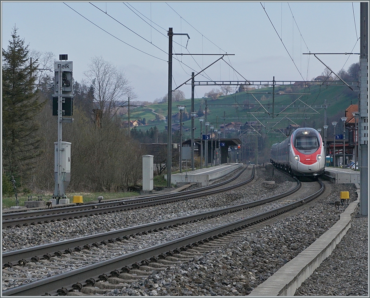 Ein SBB RABe 503 auf der Fahrt nach Milano fährt durch den Bahnhof von Mülenen. 

14. April 2021