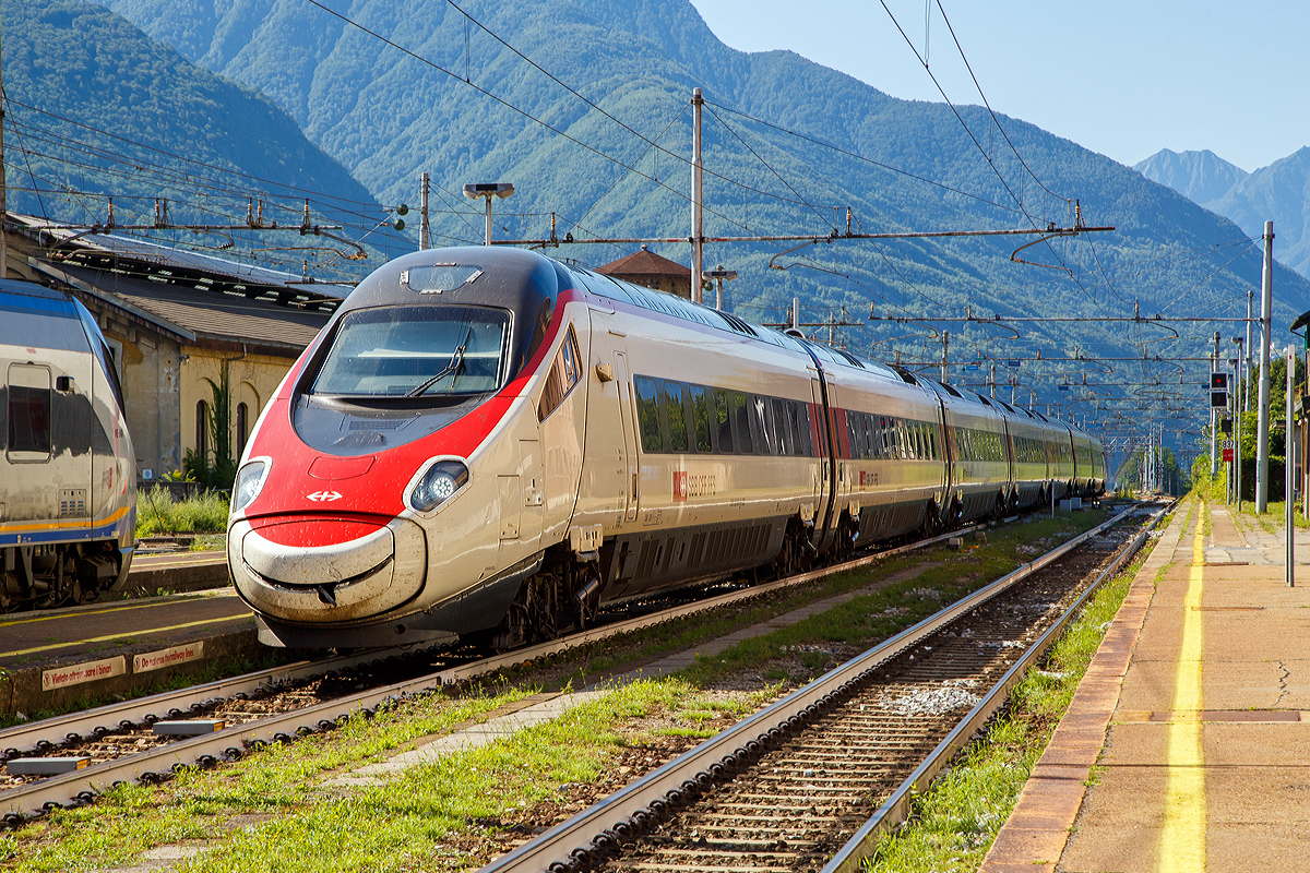 Ein SBB RABe 503 (ein ETR 610 der 2.Serie) erreicht am 03.08.2019, als EC 32 (Milano -Brig - Genève/Genf) den Bahnhof Domodossola.