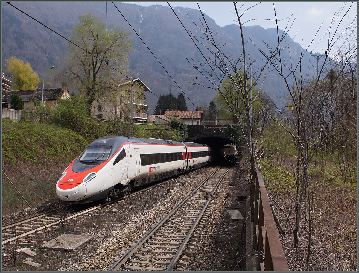 Ein SBB RABe 503 erreicht Varzo auf der Simplon Südrampe.
11. April 2015