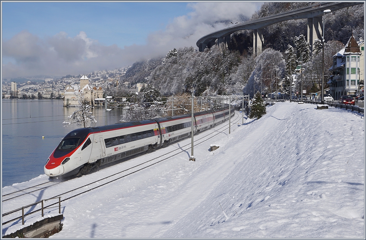 Ein SBB RABe 503 (ETR 610) auf der Fahrt nach Genève in der verschneiten Landschaft beim Château de Chillon.

29. Jan. 2019
