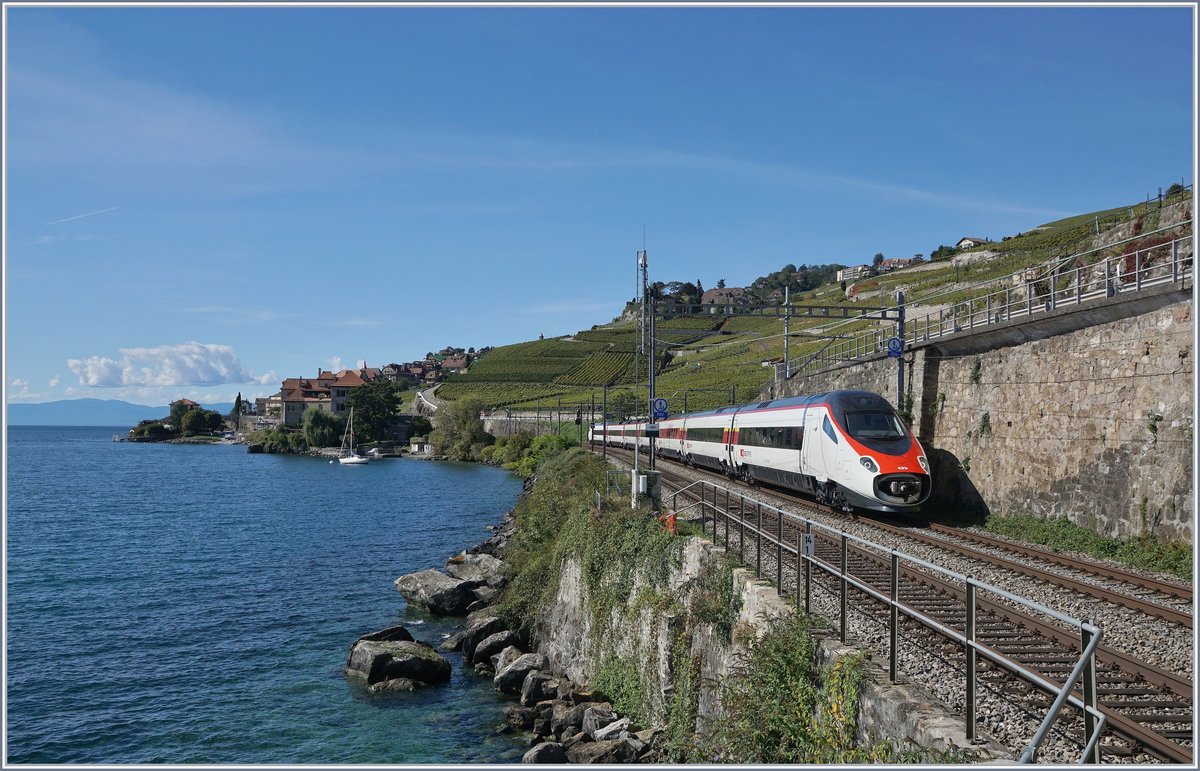 Ein SBB RABe 503 mit offener Schnautze auf dem Weg von Genève nach Milano bei Rivaz. 

30. Sept. 2019