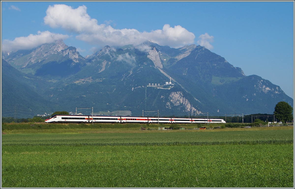 Ein SBB RABe 503 sterbt als EC 37 bei Aigle Süddwärts.
27. Mai 2015