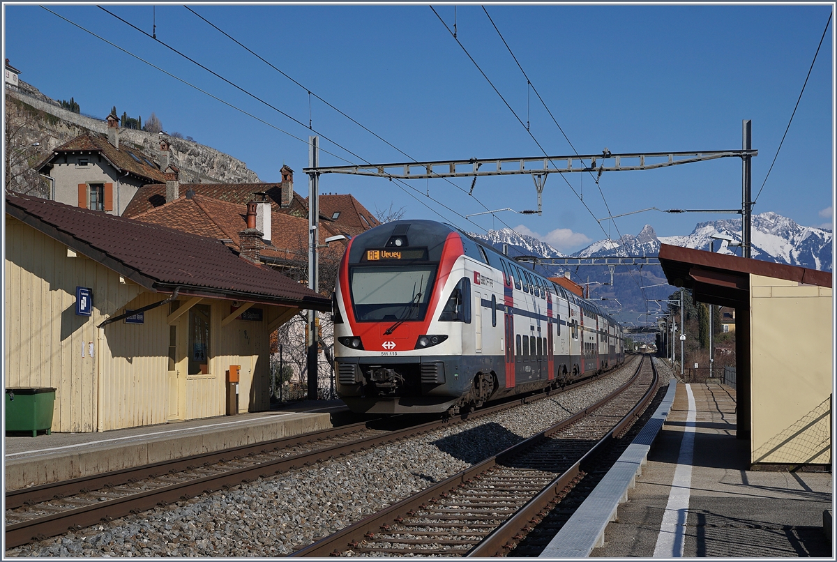 Ein SBB RABe 511 als RE nach Vevey bei St-Saphorin. 

24. März 2018