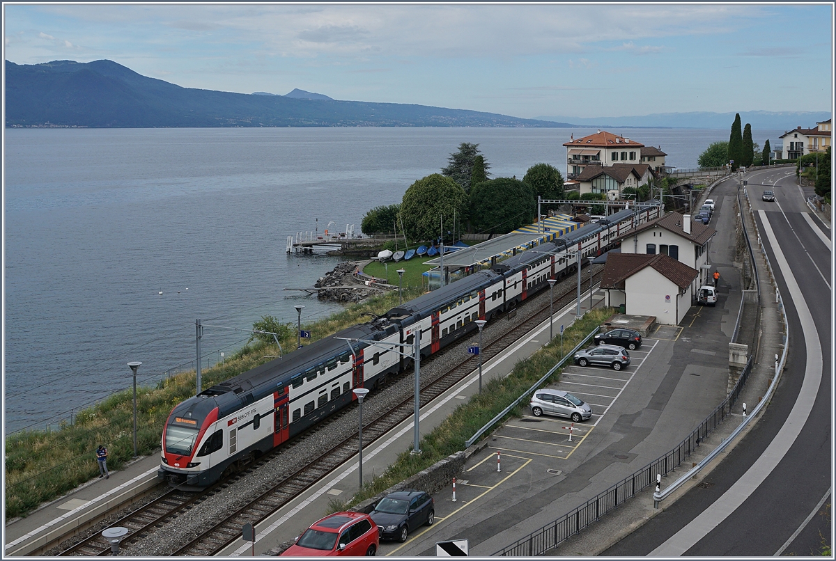 Ein SBB RABe 511 als RE nach Annemasse bei der Durchfahrt in Rivaz. 

1. Juli 2020