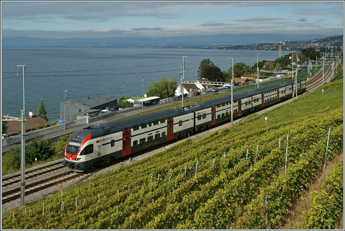 Ein SBB RABe 511  Kiss  ist zwischen Villette VD und Cully auf dem Weg nach Vevey.

20. Sept. 2013
