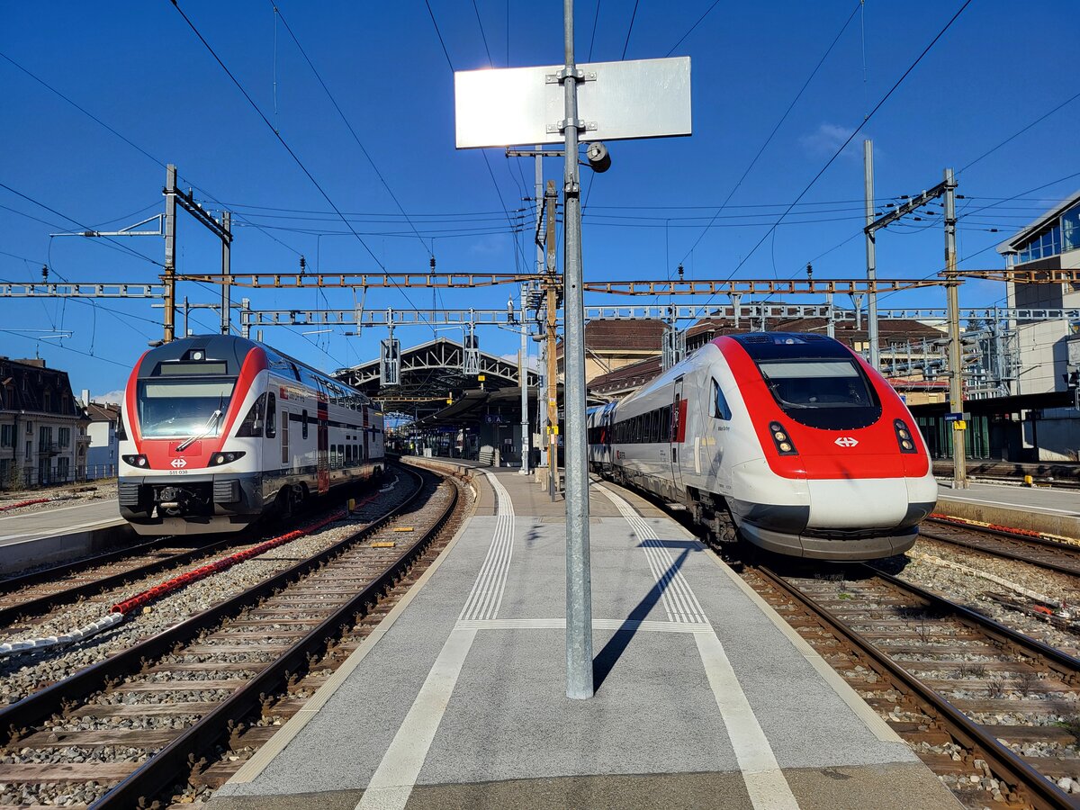 Ein SBB RABe 511 nach Annemasse und ein ICN RABDe 500 nach Zürich warten in Lausanne auf ihre Abfahrt.

7. März 2024