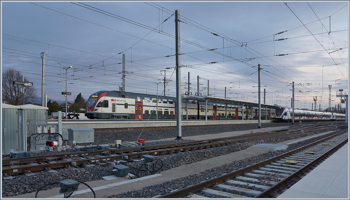 Ein SBB RABe 511 und RABe 522 warten in Annemasse auf ihre Abfahrt.

13. Feb. 2020