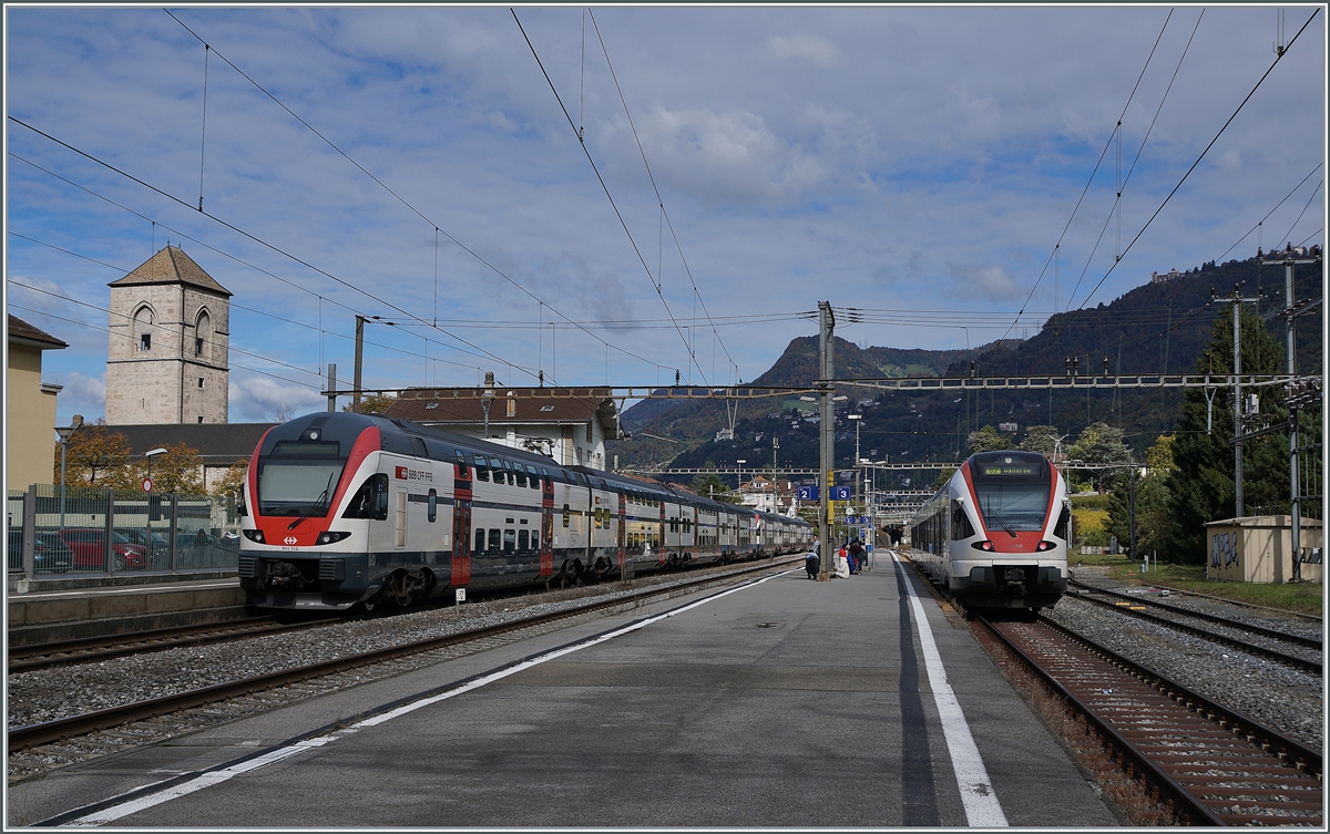 Ein SBB RABe 511 von St-Maurice nach Annemasse und ein RABE 523 nach Vallorbe treffen sich in Villeneuve.

12. Okt. 2020 
