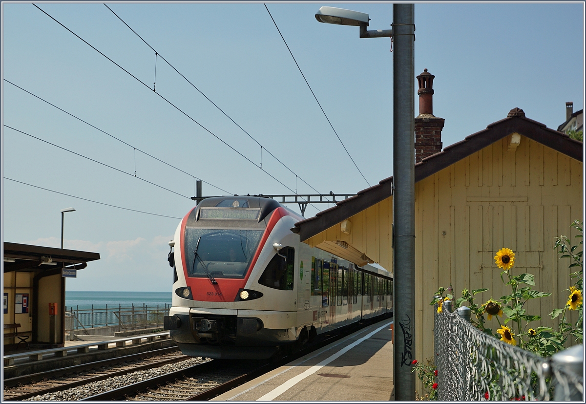 Ein SBB RABe 523 014 auf dem Weg nach Villeneuve erreicht den Halt St-Saphorin.

23. Juli 2018