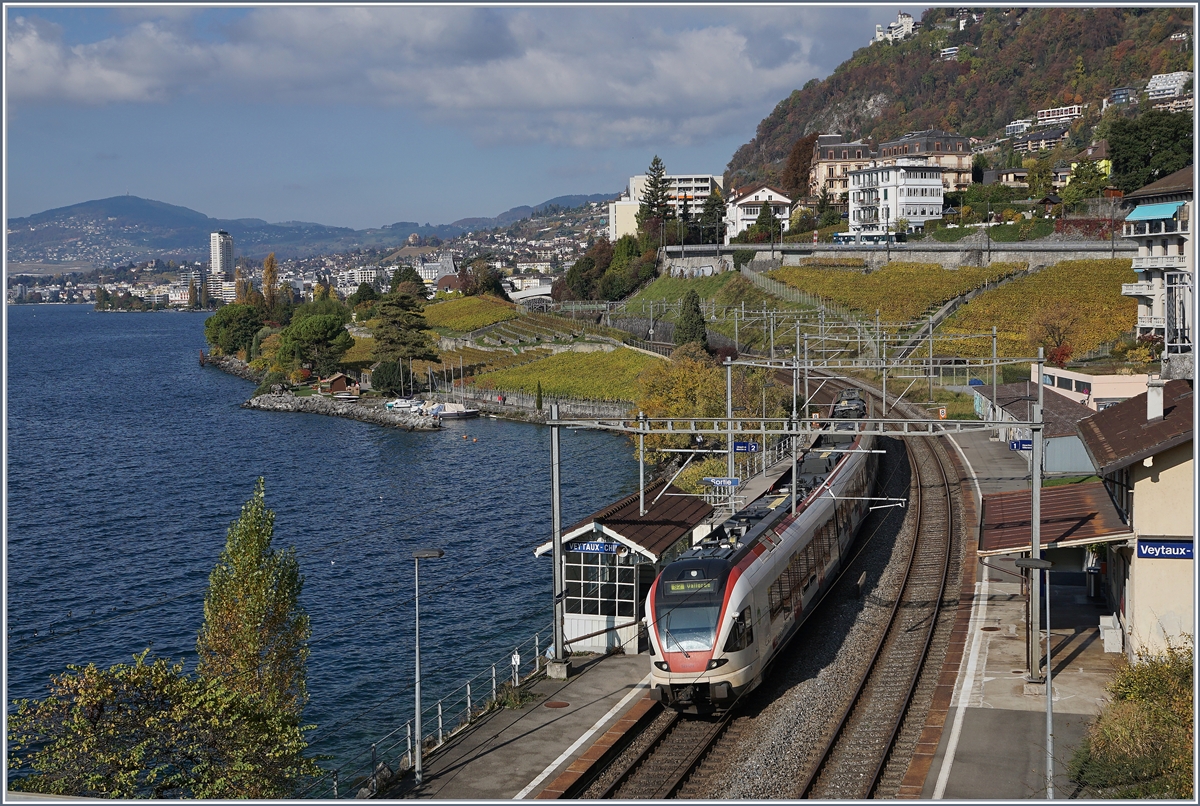 Ein SBB RABe 523 als S-Bahn Richtung Lausanne beim Halt in Veytaux-Chillon.
3. Nov. 2016