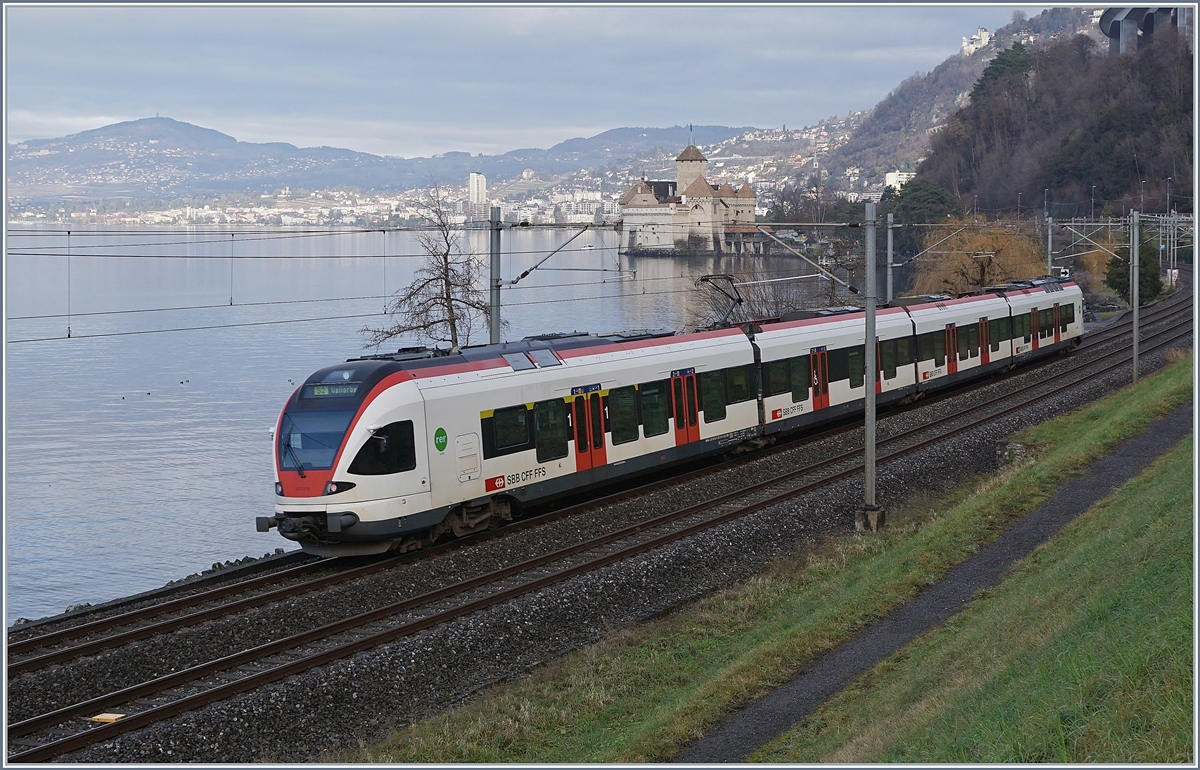 Ein SBB RABe 523 auf der Fahrt Richtung Lausanne kurz vor dem Château de Chillon. 

4. Jan. 2020