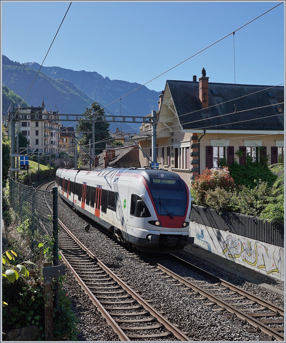 Ein SBB RABE 523 auf dem Weg nach Lausanne kurz nach der Abfahrt in Montreux. 

4. Mai 2020