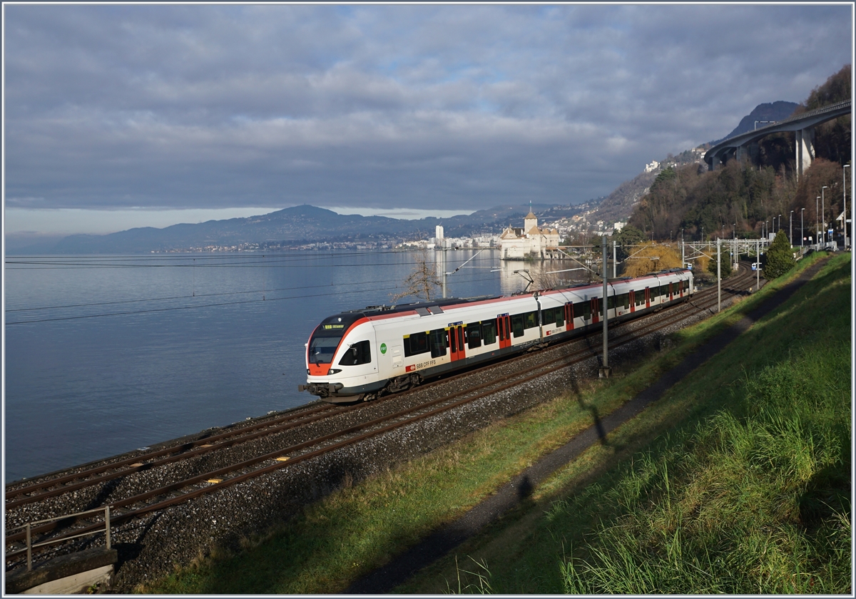 Ein SBB RABe 523 ist beim Château de Chillon auf dem Weg nach Lausanne.

4. Jan. 2020
