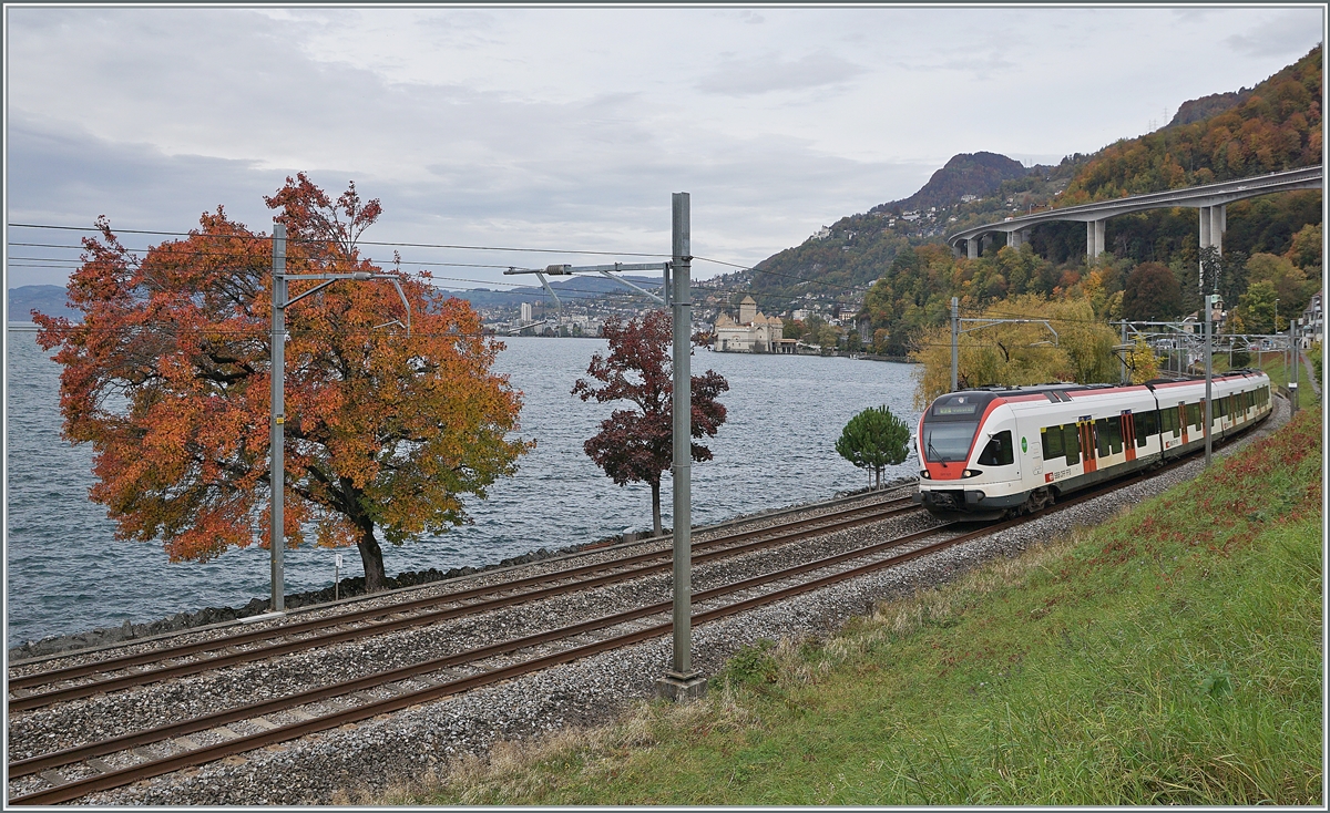 Ein SBB RABe 523 ist in der bunten Herbstlandschaft beim Château de Chillon auf dem Weg anch Villeneuve.

21. Okt. 2020