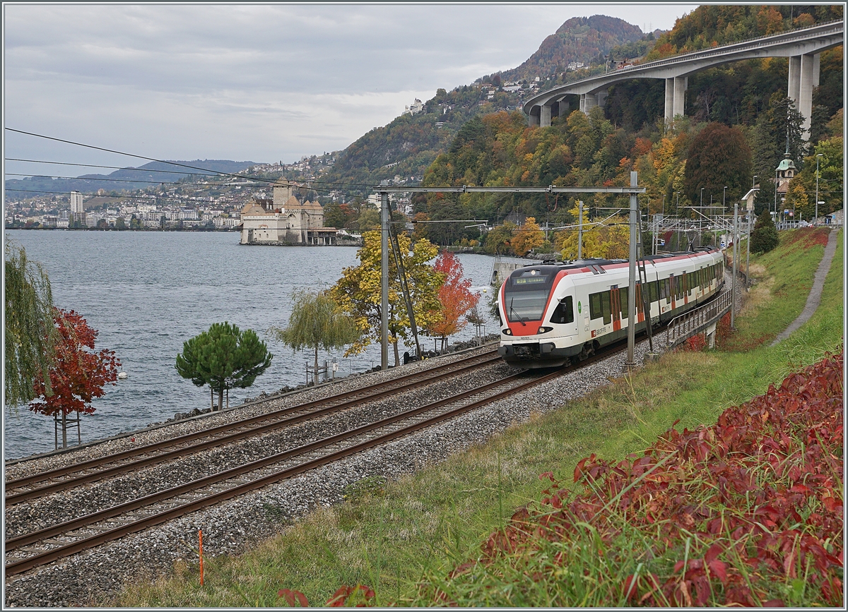 Ein SBB RABe 523 ist in der bunten Herbstlandschaft beim Château de Chillon auf dem Weg anch Villeneuve. 

21. Okt. 2020
