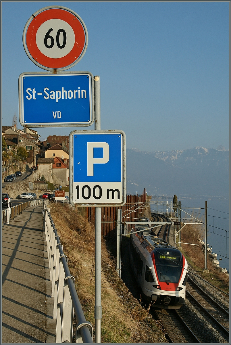 Ein SBB RABe 523 erreicht, unübersehbar, St-Saphorin.
14. März 2012