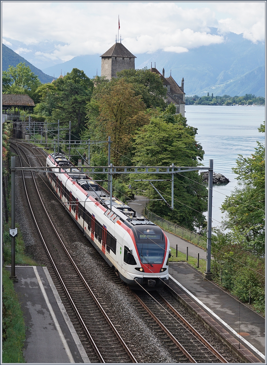 Ein SBB RABe 523 Flirt beim Château de Chillon.
9. Aug. 2017