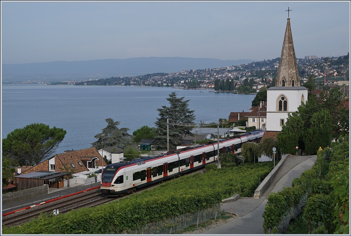 Ein SBB RABe 523  FLIRT  auf dem Weg nach Villeneuve bei Villette.
30. August 2017