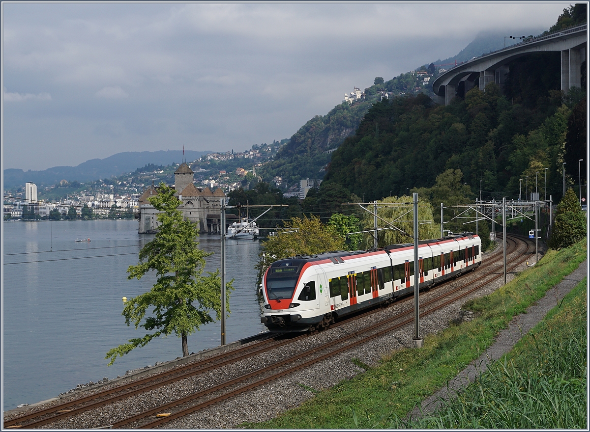Ein SBB RABe 523 hat Villeneuve verlasen und fährt nun vor dem Hintergrund des Château de Chillon Richtung Lausanne. 
3. Sept. 2018