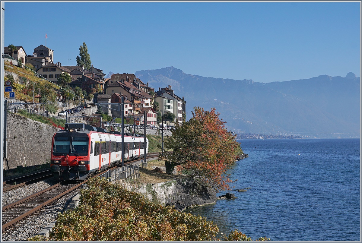 Ein SBB RBDe 560 ist bei St-Saphorin auf der Fahrt von Vevey nach Lausanne.

25. Okt. 2018
