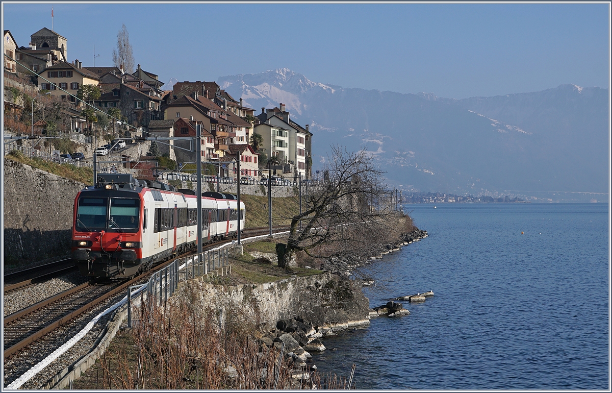 Ein SBB RBDe 560 Domino Pendelzug auf dem Weg nach Lausanne bei St-Saphorin.

25. Jan. 2019