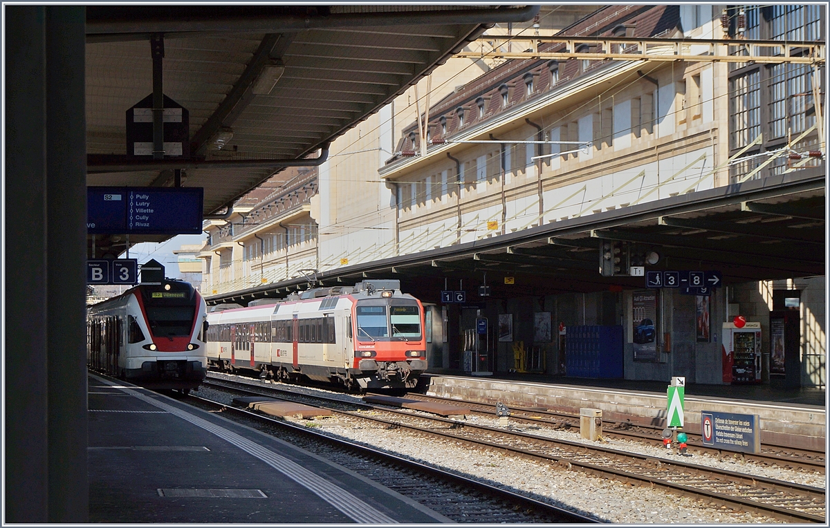 Ein SBB RBDe 560  Domino  und (im Schatten etwas versteckt) ein SRR RABe 523 warten in Lausanne auf die Abfahrt.

1. April 2020
