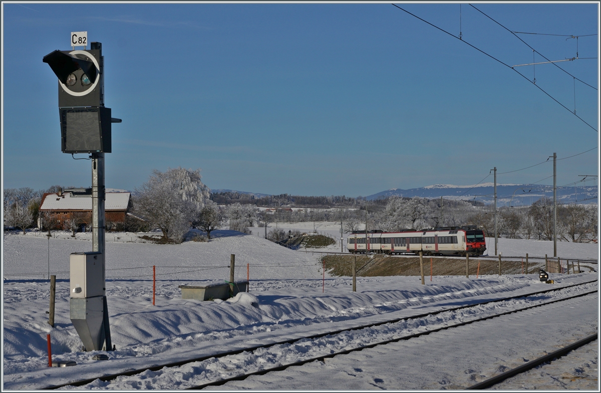Ein SBB RBDe 560 (Domino) erreicht von Romont kommend die Dienststation Vuistrnand devant Romont. 

23. Dez. 2021