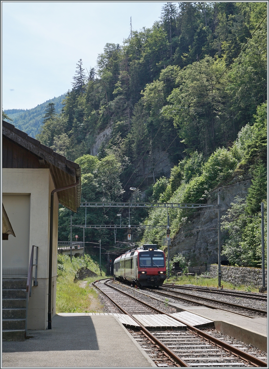 Ein SBB RBDe 560  Domino  hat den 3700 Meter langen Weissensteintunnel verlassen und erreicht nun die auf dem Gemeindegebiet von Crémines gelegene Station Gänsbrunnen. Eigentlch hat die Bahn einen schweren Stand: schlechter Konstendeckungsgrad, wenig potentieles Verkehrsaufkommen in diesem dünn besiedeltem Gebiet und eine Fahrzeit die  dank  weniger Minuten zuviel für einen Stundentakt zwei Kompositionen benötigt; währe das nicht das Thal, hätte man die Linie wohl schon längst eingestellt. Das Thal, östlich von Gänsbrunnen gelegen, bis nach Balsthal reichend und zum Kanton Solothurn gehörend, dürfte wohl der Grund sein, dass die Bahn erhalten bleibt, den eine direkte Strassenverbindung nach Solothurn gibt es nicht. Somit wird nun 2024 die längst fällige Restaurierung des Weissensteintunnles in Angriff genommen. 17. Juni 2023