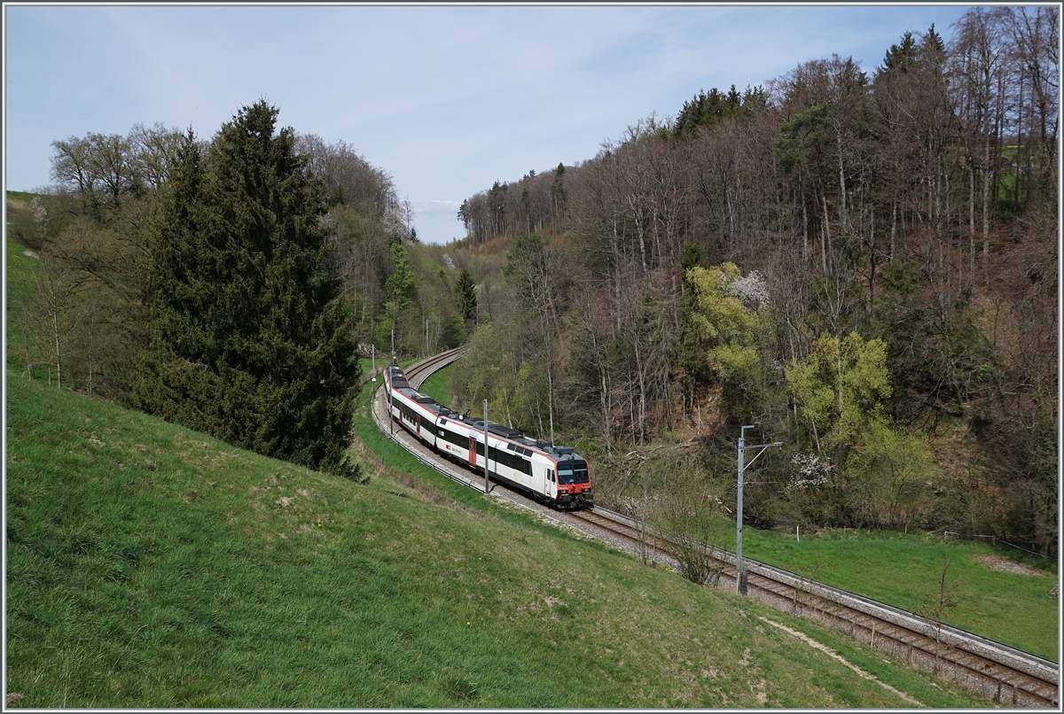 Ein SBB RBDe 560 Domino ist bei Pensier auf der Fahrt in Richtung Fribourg. 

19. April 2022 