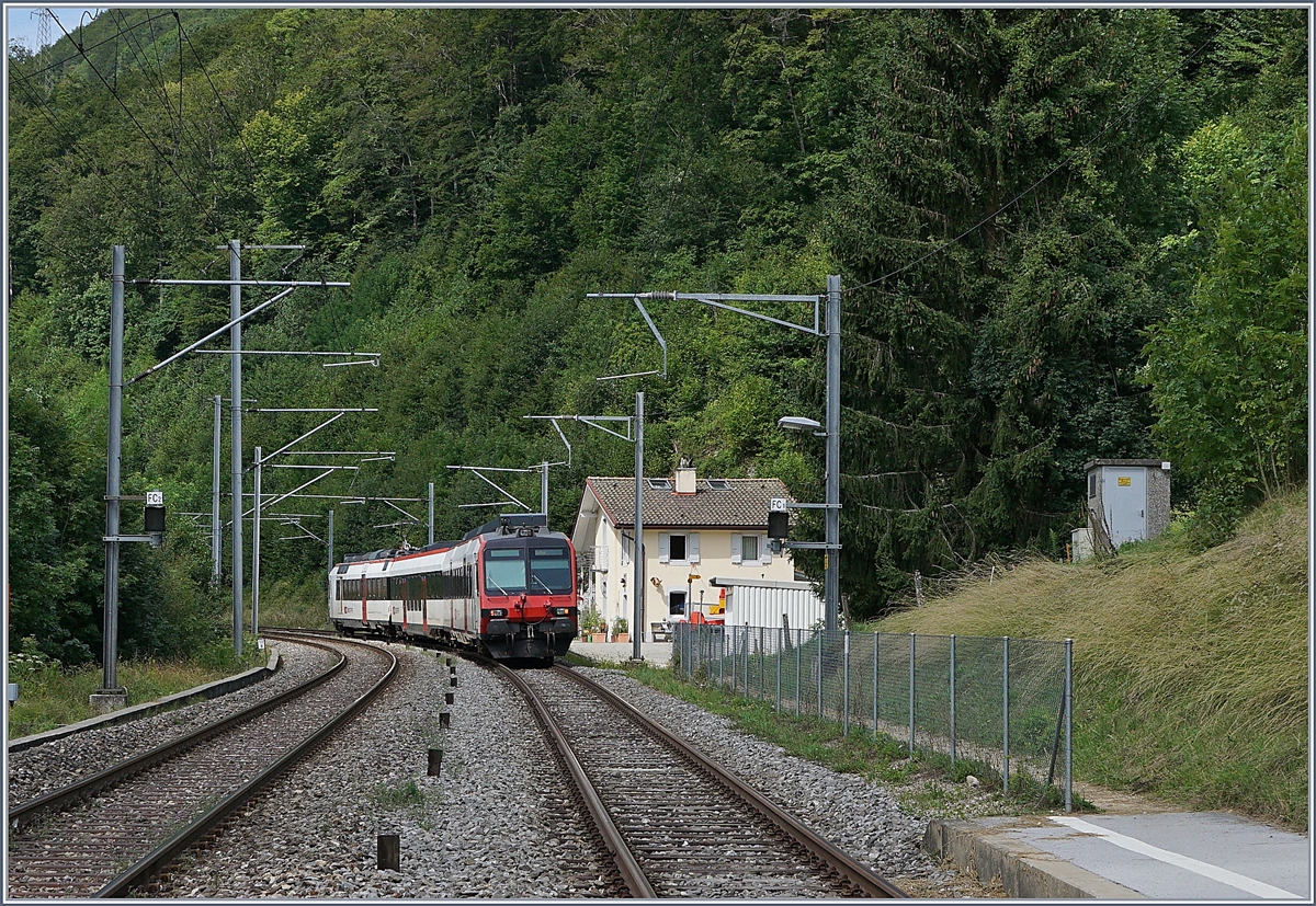 Ein SBB RDe 560  Domino  verlässt Champ-Du-Moulin in Richtung Buttes.

13.08.2019