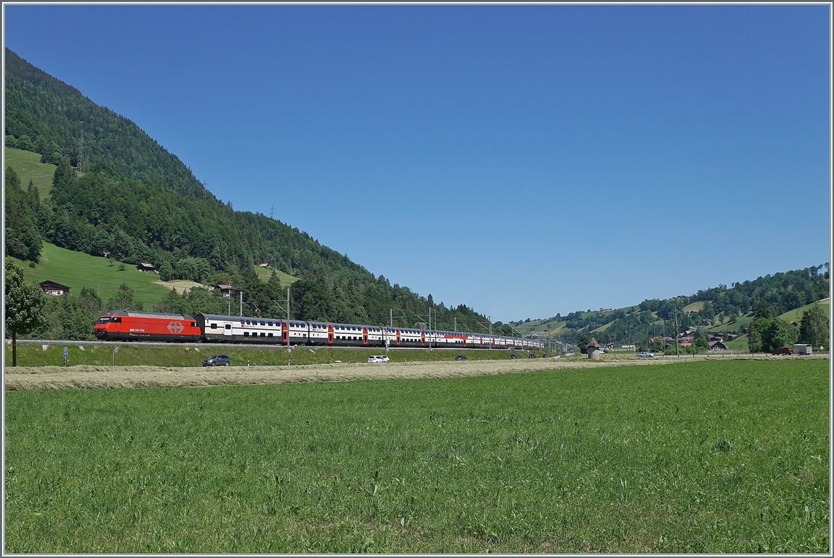 Ein SBB Re 460 sit im Kandertal mit einem IC auf dem Weg in Richtung Spiez. 

14. Juni 2021
