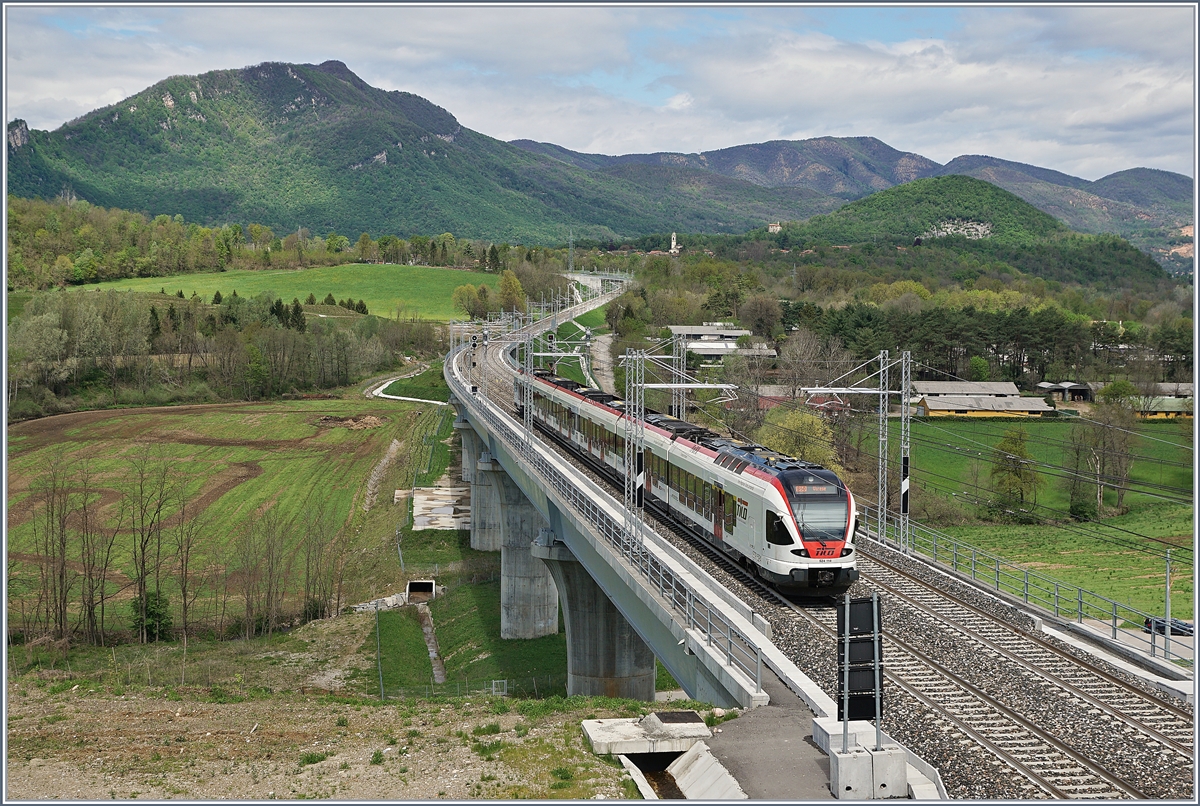 Ein SBB TILO RABe 524 auf der Fahrt Richtung Varese auf der Bevera Brücke. 


27. April 2019
