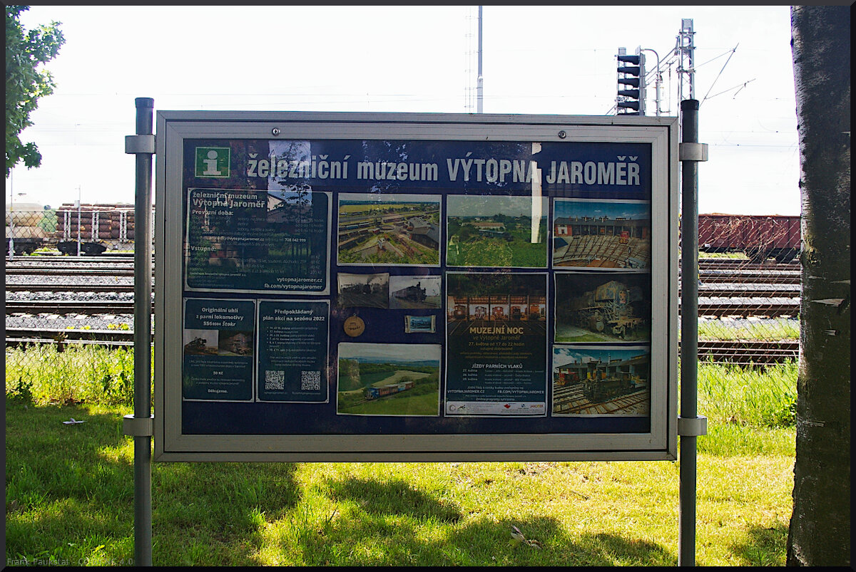 Ein Schaukasten mit einer Bildergalerie informiert Besucher des Eisenbahnmuseum Jaroměř über die Exponate und was es sonst alles zu entdecken gibt (21.05.2022)