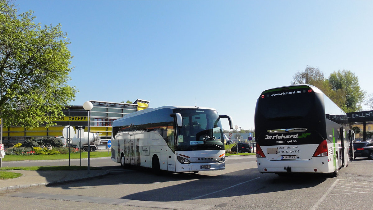 Ein Setra 515 HD von Zw�lfer Reisen kommt und ein Neoplan Cityliner von Dr. Richard geht in Krems.