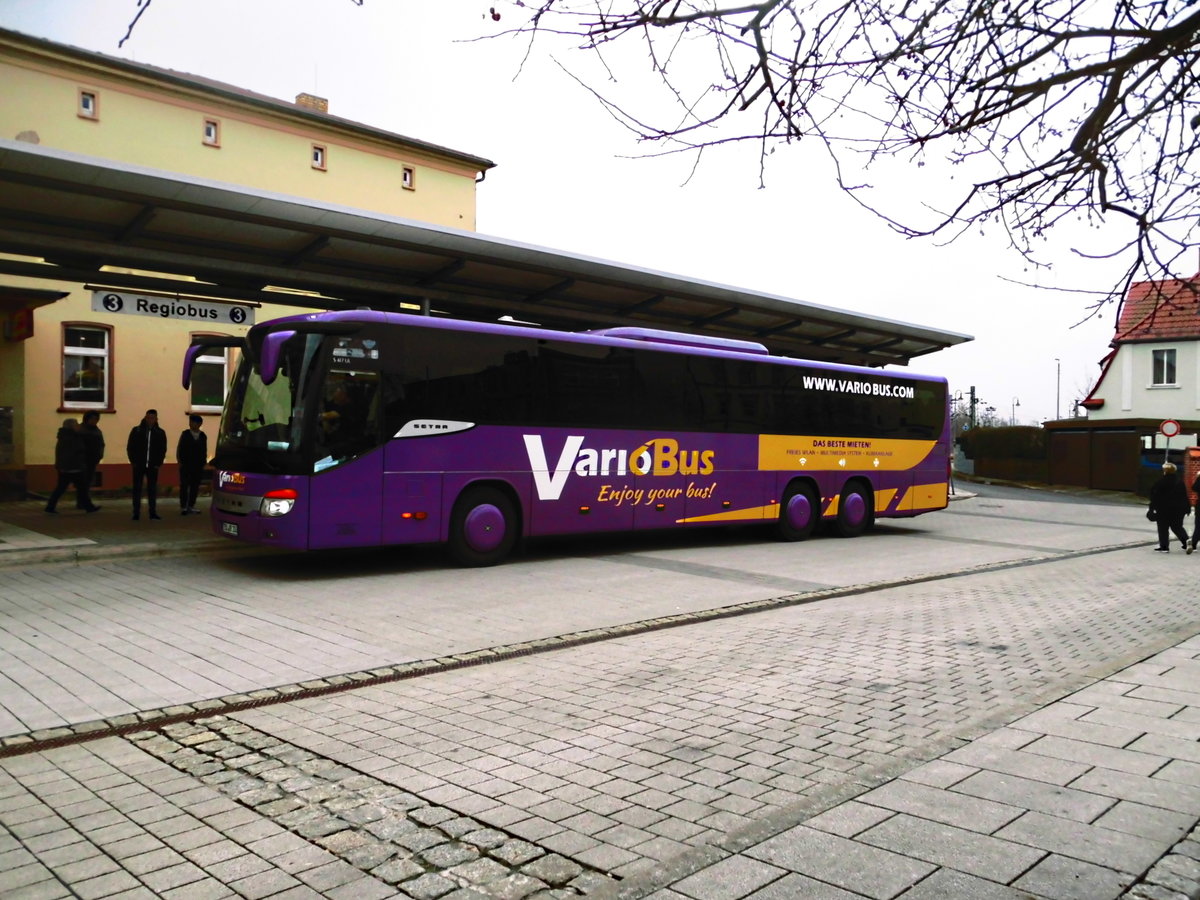 Ein Setra als SEV ist derzeit zwischen Bitterfeld und Rackwitz unterwegs.
Aufnahme entstand in Delitzsch an der Haltestelle Delitzsch unt Bf am 26.3.18