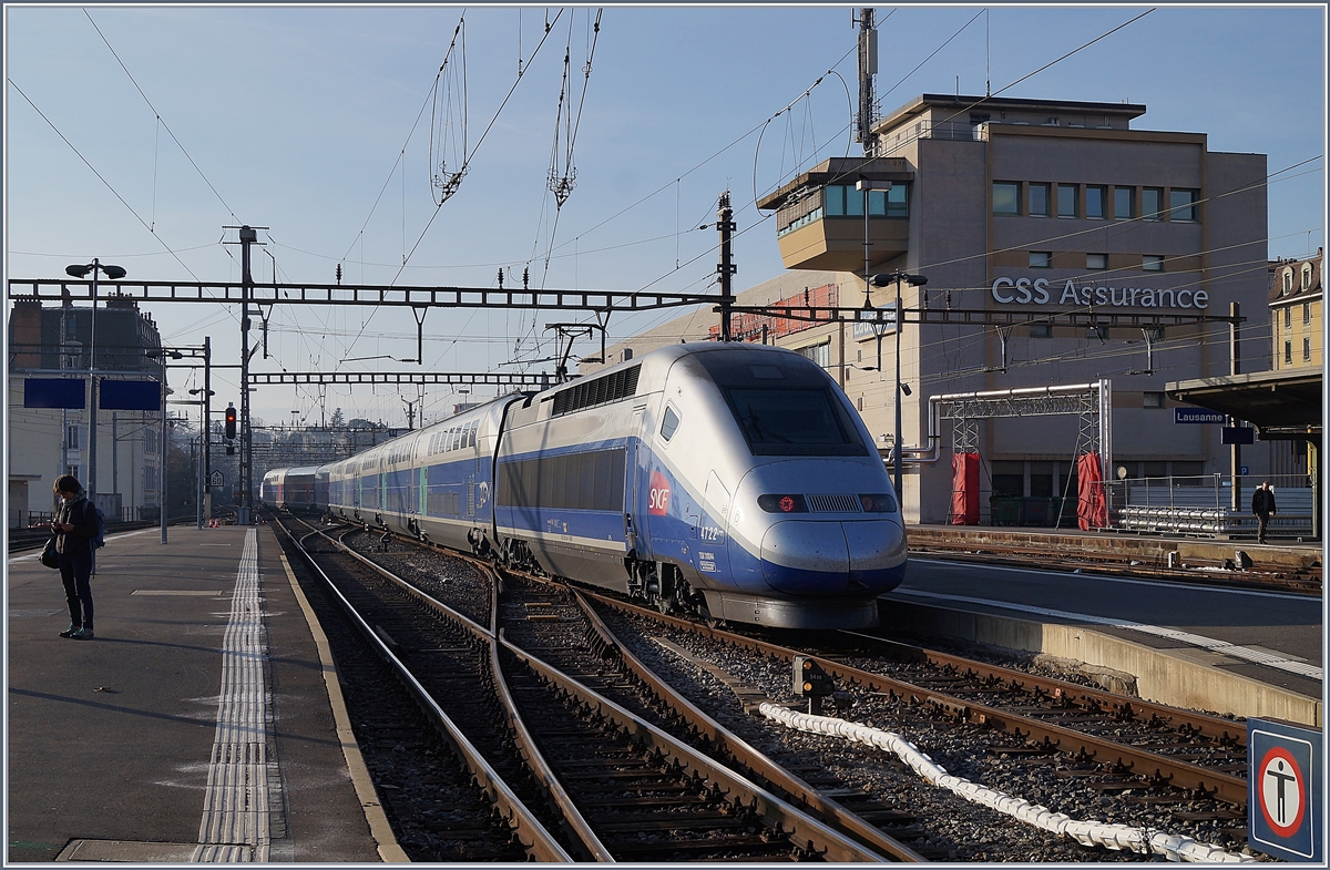 Ein SNCF Duplex TGV mit dem Triebkopf 4722 verlässt Lausanne als TGV Lyria nach Paris Gare de Lyon.

26. Feb. 2019 
