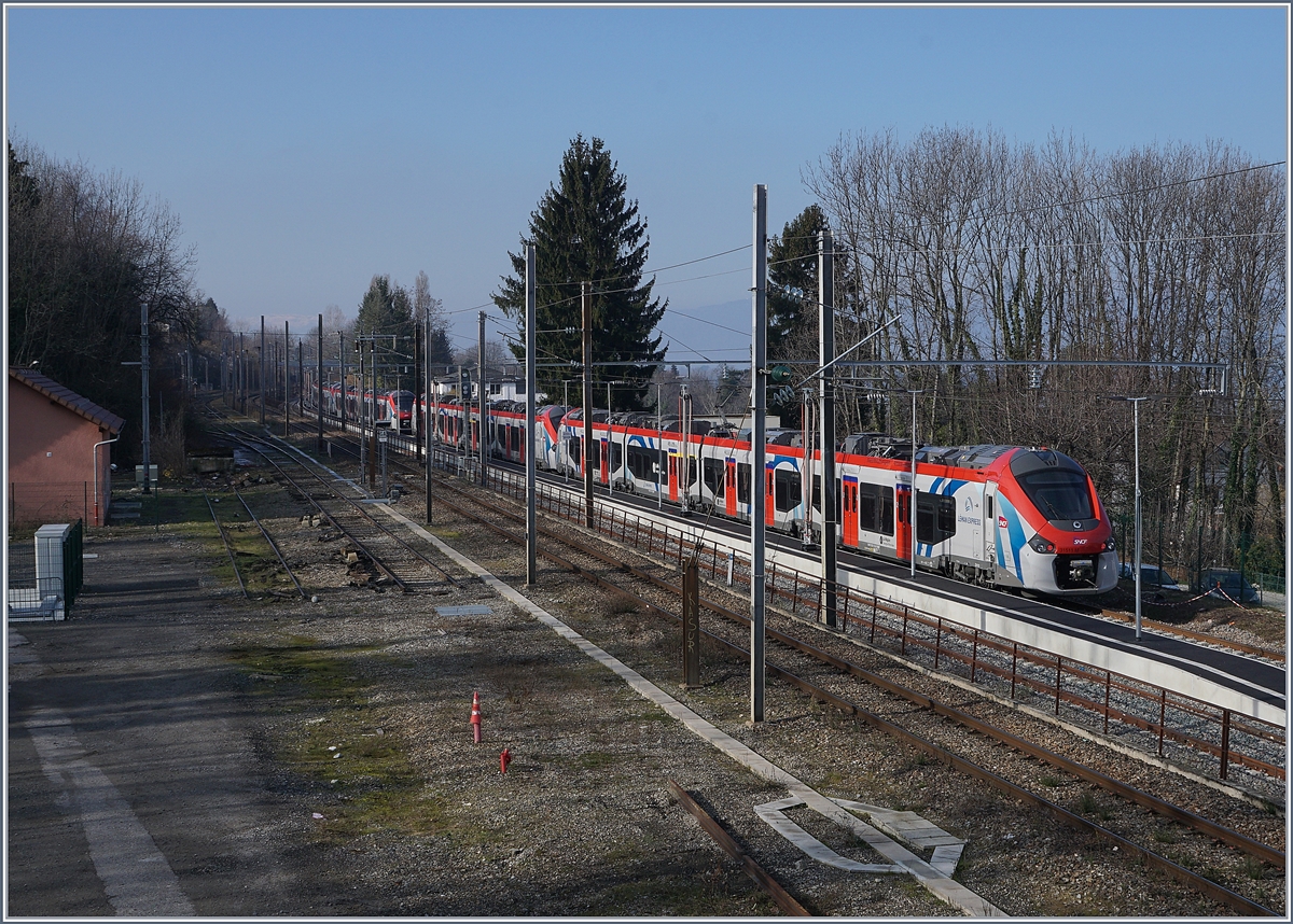 Ein SNCF Z 31500 (Coradia Polyvalent r�gional tricourant) wartet in Evian auf seinen Einsatz. 

8. Feb. 2020