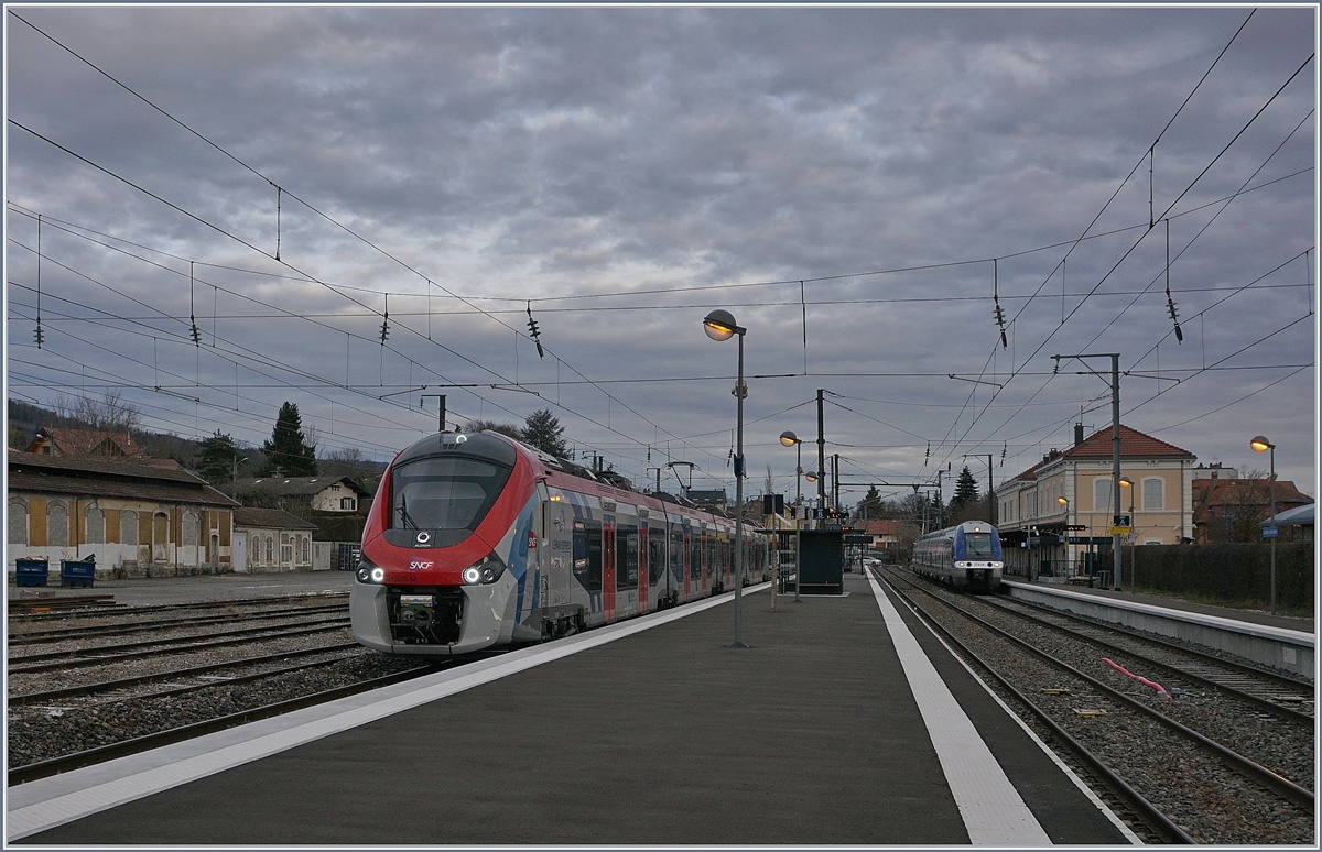 Ein SNCF Z 31500  L�man Express  verl�sst La Roche sur Foron in Richtung Saint Gervais. 

13. Feb. 2020